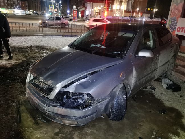 В центре Ухты женщина на иномарке